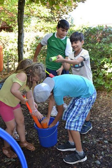 Schießen mit einer Wasserspritze, gleichzeitig eine willkommene Abkühlung